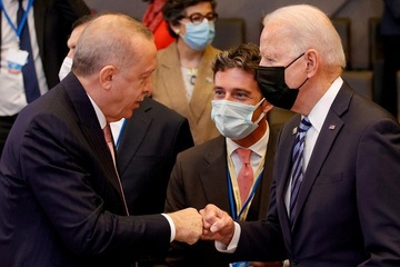 Tổng thống Biden ngượng ngùng chào hỏi, gửi ‘tín hiệu lạ’ tới ông Erdogan