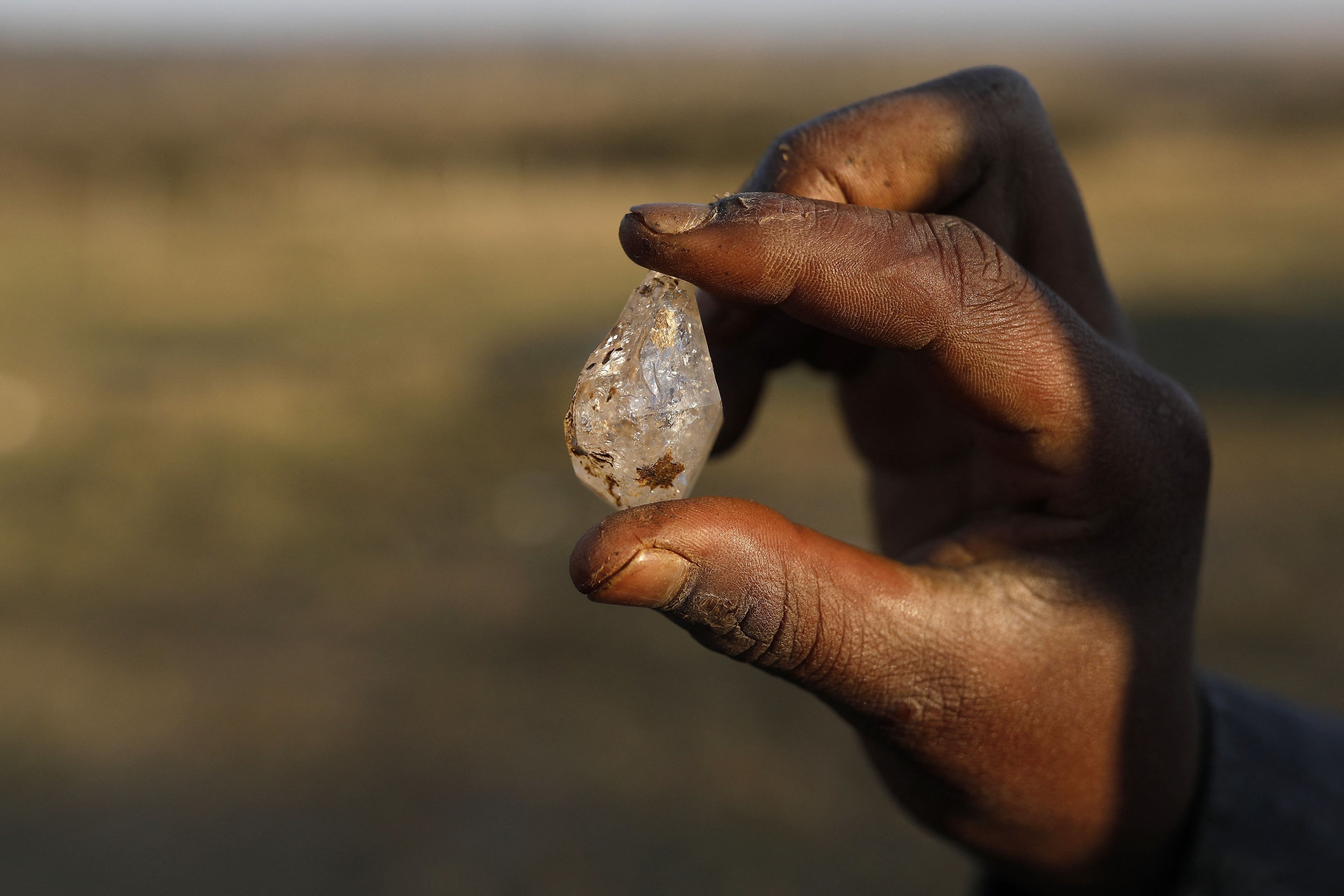 Cơn sốt kim cương bất ngờ ập đến, cả làng rủ nhau đi đào đá quý đổi đời