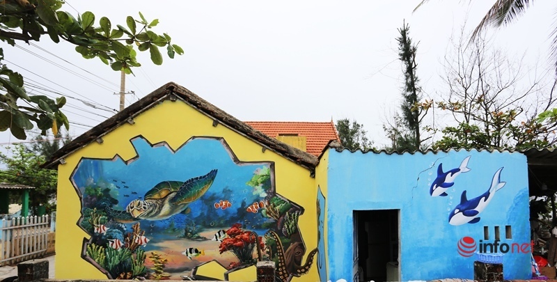 Biến những bức tường phủ đầy rêu phong thành 'triển lãm' tranh làng biển ấn tượng