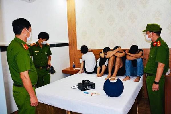 Quảng Nam: 20 nam nữ phê ma túy ‘bay lắc’ trong khách sạn giữa mùa dịch