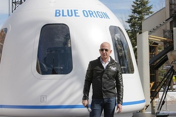 Hàng nghìn người yêu cầu kỳ quặc, để tỷ phú Jeff Bezos 'ở lại' không gian