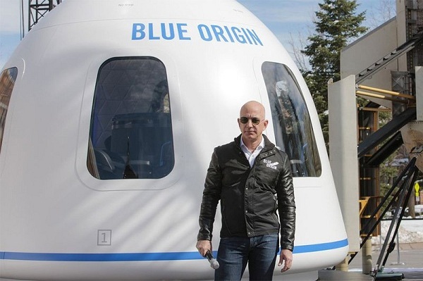 Hàng nghìn người yêu cầu kỳ quặc, để tỷ phú Jeff Bezos 'ở lại' không gian