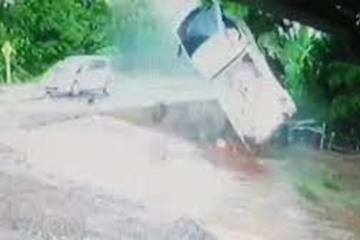 Tai nạn kinh hoàng do đường mưa trơn trượt, tài xế thoát chết nhờ thắt đai an toàn
