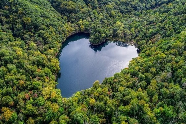 Hồ nước hình trái tim: Bạn đã bao giờ thấy một hồ nước hình trái tim đẹp như thế chưa? Hình dáng độc đáo của nó sẽ khiến bạn không thể bỏ qua cơ hội chiêm ngưỡng. Cảm nhận sự lãng mạn và tình yêu đang tràn ngập trong không gian xung quanh.