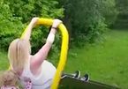 Bà mẹ gặp tai nạn ‘dở khóc dở cười’ khi chơi với con ở công viên