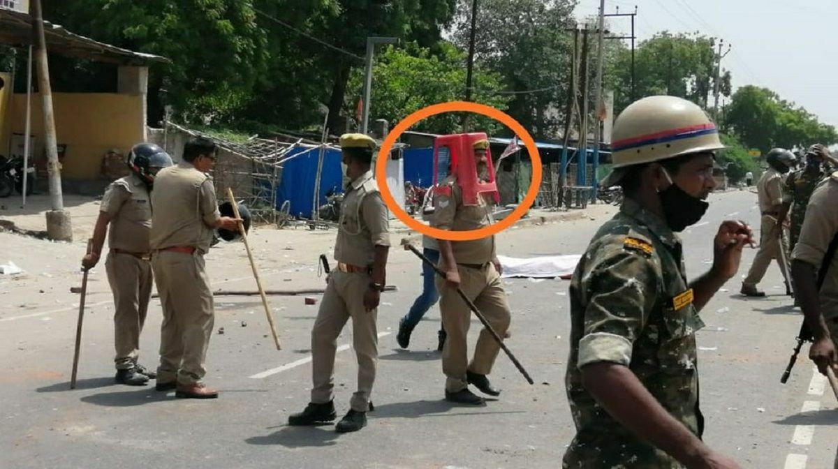 Cảnh sát Ấn Độ bị đình chỉ công tác vì đội ghế nhựa lên đầu thay mũ bảo hiểm