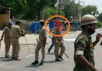 Cảnh sát Ấn Độ bị đình chỉ công tác vì đội ghế nhựa lên đầu thay mũ bảo hiểm