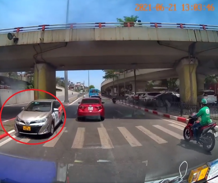 Xe ô tô liều lĩnh đi ngược chiều trên đường phố Hà Nội khiến dân mạng bức xúc