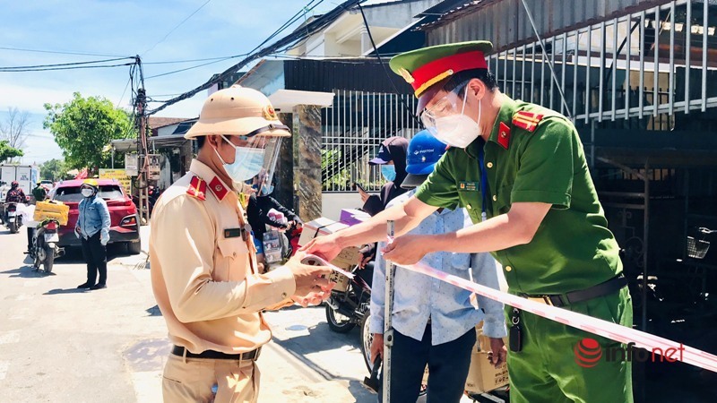 Nghệ An: Các lực lượng căng mình bám chốt phòng dịch dưới nắng như đổ lửa