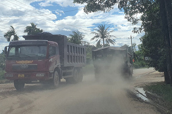 Huế: Người dân chặn đường đoàn xe chở đất đá gây ô nhiễm, phóng nhanh vượt ẩu