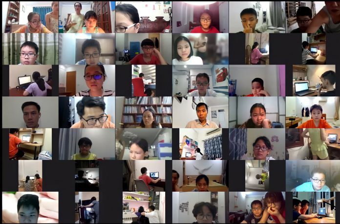 Thi học kỳ online tại Hà Nội: Cô giáo như 'cảnh sát trưởng', tính khách quan trông chờ học sinh tự giác