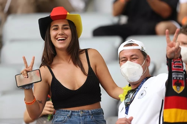 Những nữ cổ động viên 'nóng bỏng' trên khán đài Euro 2020