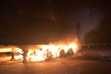 Nghệ An: Xe đầu kéo bốc cháy dữ dội trên đường N5 lúc rạng sáng