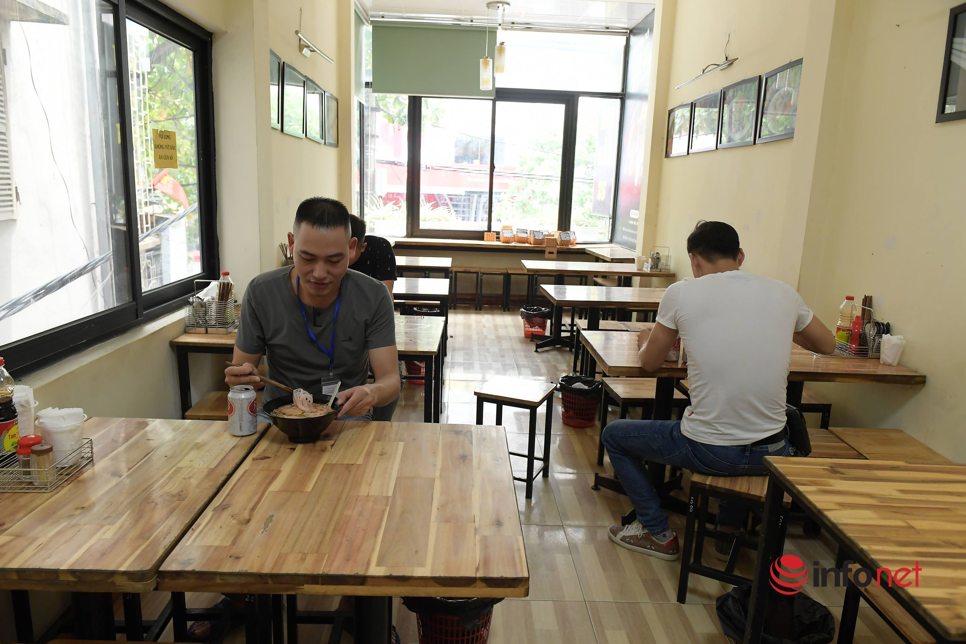 Sáng chủ nhật đi ăn phở, uống cà phê giãn cách ở Hà Nội