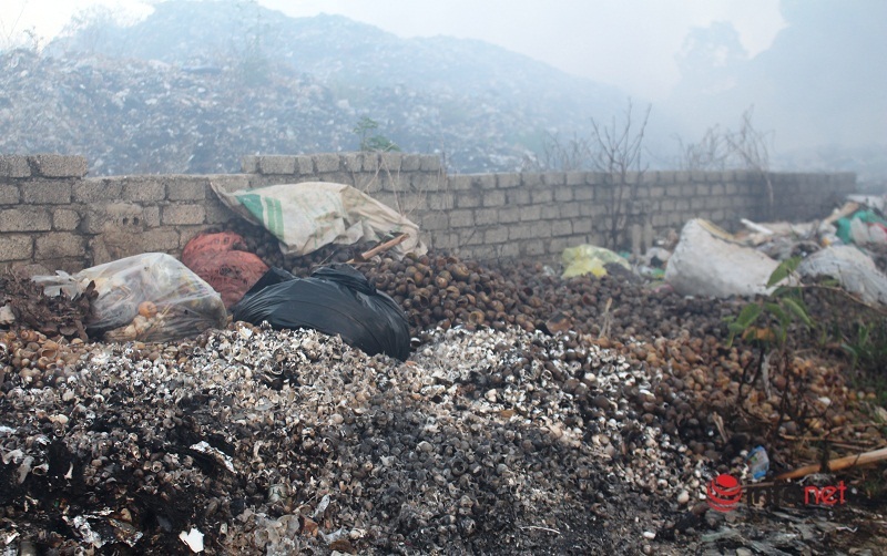 Người dân vùng lúa xứ Nghệ bị ngộp thở vì khói, khí độc từ bãi rác lộ thiên