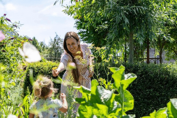 Bà mẹ Bỉ làm khu vườn rau trái sum sê để nuôi dưỡng tuổi thơ tươi đẹp cho các con