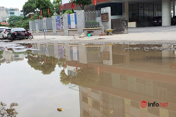 Hà Nội: Đường nát bét, ngập như ao làng giữa phố, Sở và quận bất lực không thể sửa