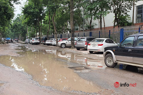 Hà Nội: Đường nát bét, ngập như ao làng giữa phố, Sở và quận bất lực không thể sửa