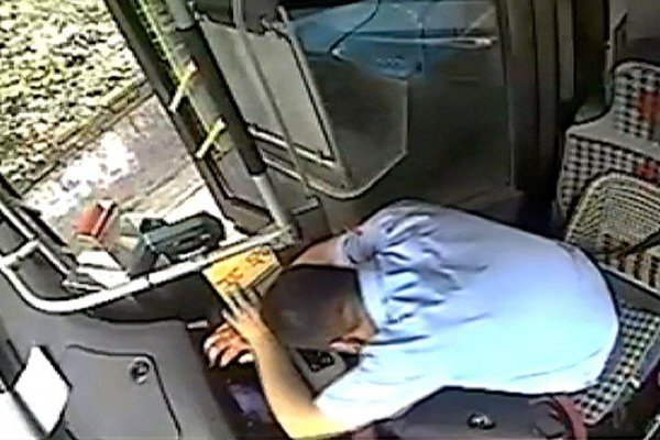 Tài xế xe buýt kịp phản ứng trước khi ngất xỉu, cứu mạng hơn 20 người - Vimarsana News