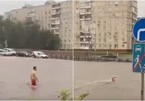 Mưa lớn gây ngập đường phố ở Nga, người dân hào hứng ra bơi giữa đường