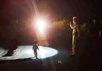 Bé gái 2 tuổi đi lạc ra đường mòn Hồ Chí Minh giữa đêm tối, may mắn gặp CSGT