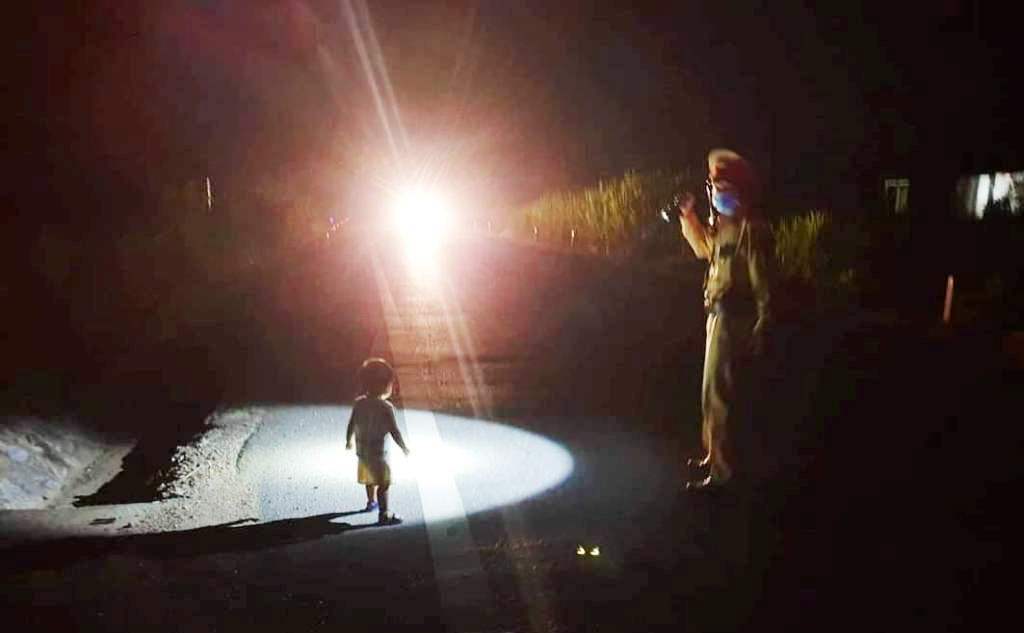 Bé gái 2 tuổi đi lạc ra đường mòn Hồ Chí Minh giữa đêm tối, may mắn gặp CSGT