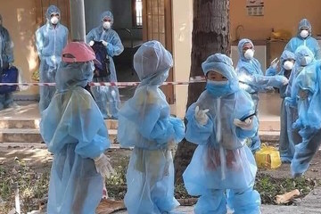 Sự thật sau bức ảnh nhiều trẻ em mặc đồ bảo hộ đi cách ly tập trung ở Phú Yên