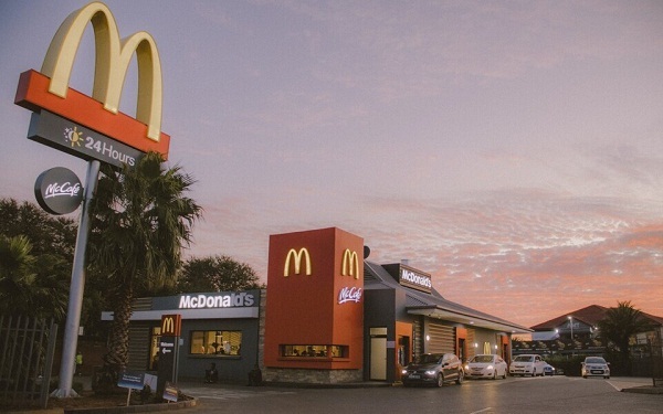 Người đàn ông dọa cho nổ cửa hàng McDonald's vì nước sốt - Vimarsana News