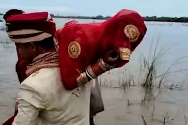 Chú rể 'ga lăng' vác cô dâu lên vai để lội qua đoạn đường ngập nước - Vimarsana News