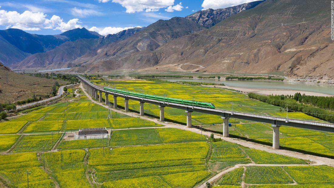 Tuyến đường sắt vừa nhanh vừa đẹp xuyên qua khung cảnh thiên nhiên hoang dã Tây Tạng