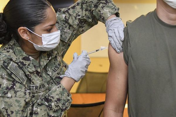 Loạt lính Mỹ mắc biến chứng hiếm gặp sau tiêm vắc-xin Covid-19 Moderna và Pfizer
