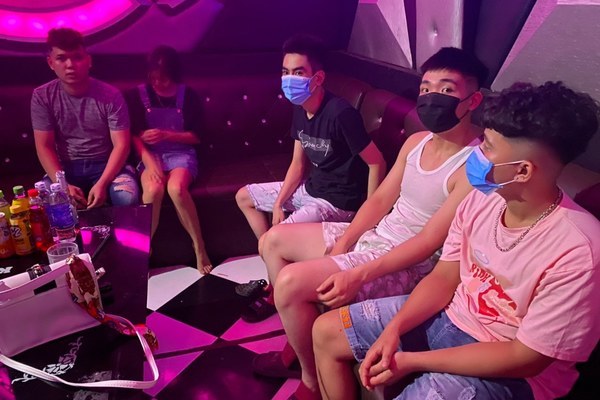 Chưa hết dịch, 18 nam nữ thanh niên ở Hà Nam vẫn tụ tập hát karaoke