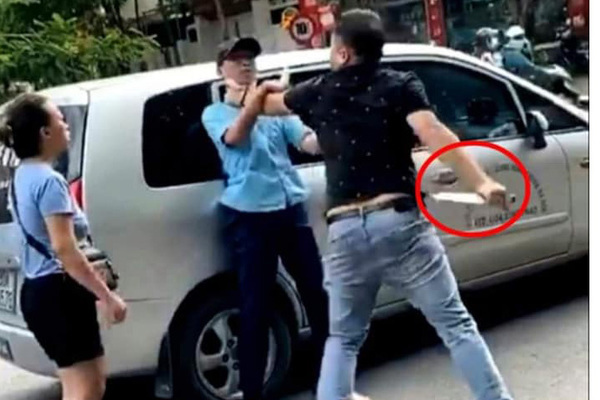 Phụ xe bus Hà Nội bị thanh niên đi ô tô con túm cổ uy hiếp