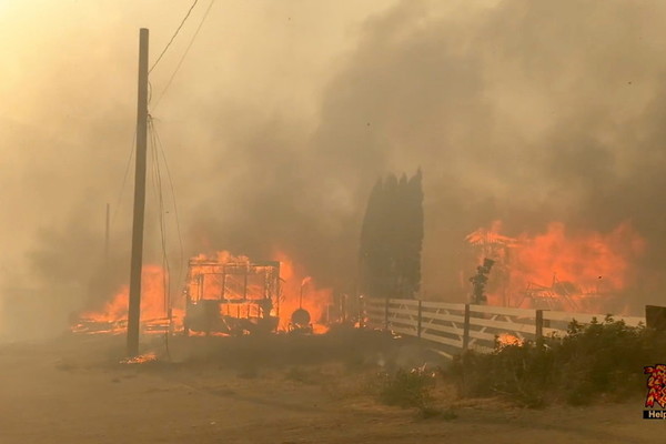 Canada: Hỏa hoạn ‘nuốt chửng’ cả 1 ngôi làng do nắng nóng gần 50 độ C