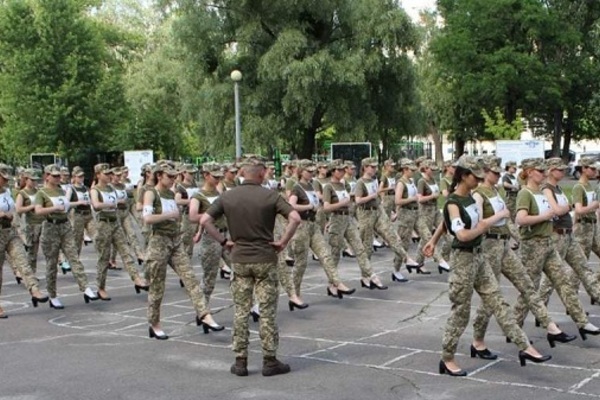 Tranh cãi về việc các nữ quân nhân Ukraine đi giầy cao gót tham gia diễu hành - Vimarsana News