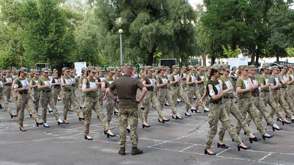 Tranh cãi việc các nữ quân nhân Ukraine đi giầy cao gót tham gia diễu hành