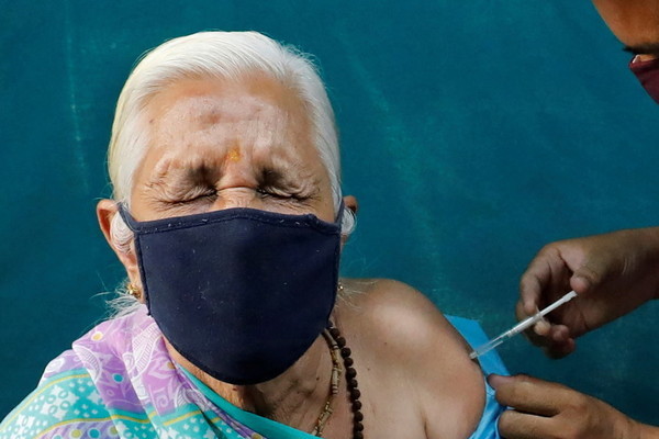 Nước muối và kháng sinh được ‘phù phép’ thành vắc-xin Covid-19 ở Ấn Độ