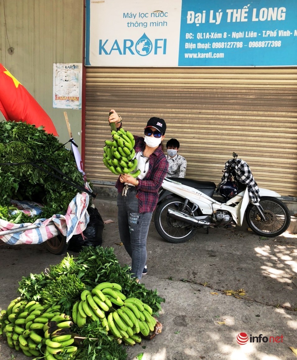Người đàn ông chở hàng nghìn bó rau vào TP Vinh: “Hạnh phúc đơn giản là sự sẻ chia”