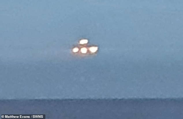 UFO bay lơ lửng trên bờ biển Anh, người dân chụp được hình ảnh rõ nét