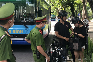 Hàng loạt người dân không đeo khẩu trang ở phố cổ Hà Nội bị xử phạt