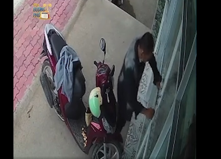 Dân mạng phẫn nộ xem clip tên trộm ngang nhiên 'cuỗm' xe máy còn khóa luôn cô gái trong nhà