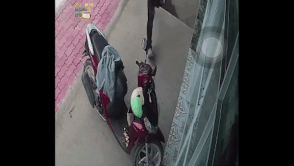 Dân mạng phẫn nộ xem clip tên trộm ngang nhiên 'cuỗm' xe máy còn khóa luôn cô gái trong nhà