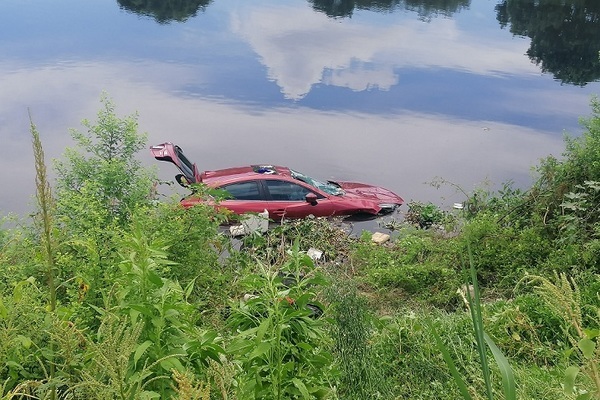 Nữ tài xế mất lái khiến ô tô lao xuống sông Nhuệ, may mắn thoát hiểm trong gang tấc