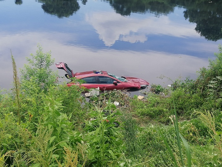 Nữ tài xế mất lái khiến ô tô lao xuống sông Nhuệ, may mắn thoát hiểm trong gang tấc