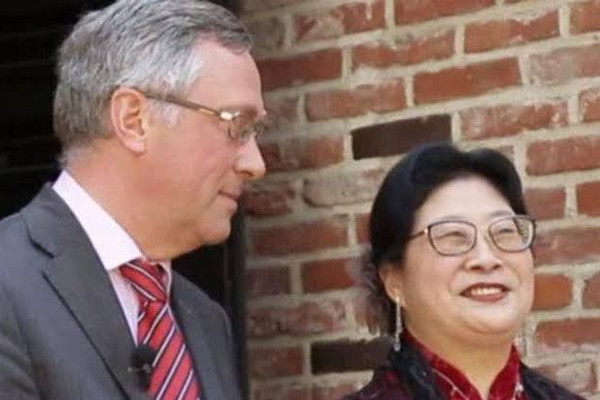Hết đánh nhân viên bán hàng, vợ đại sứ Bỉ tại Hàn Quốc lại tát người quét rác