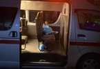 Xót xa cháu bé 2 tuổi F0 một mình trên xe cứu thương đi chữa Covid-19 ở TP.HCM