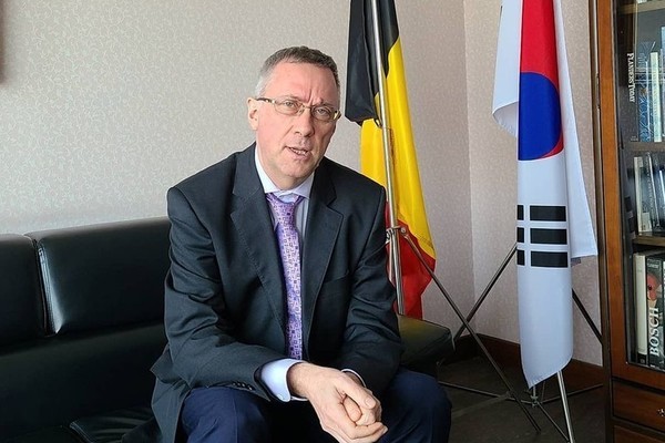 Vợ 2 lần đánh người, đại sứ Bỉ ở Hàn Quốc bị triệu hồi về nước lập tức