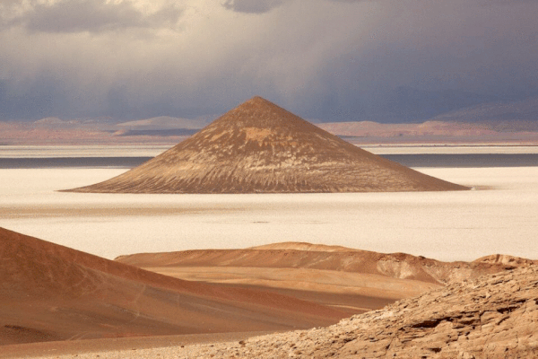 Bí ẩn 'kim tự tháp' núi lửa từng có UFO ghé thăm ở Argentina