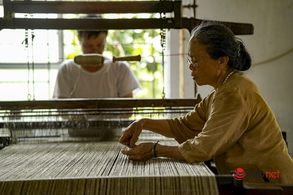 Nữ nghệ nhân Hà thành miệt mài giữ nghề dệt khăn lụa từ tơ sen