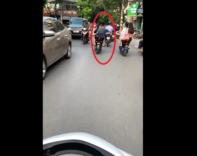Clip: Nhóm thanh niên đèo 3 trên xe đạp điện, tay lăm lăm gậy gộc lượn phố Hà Nội